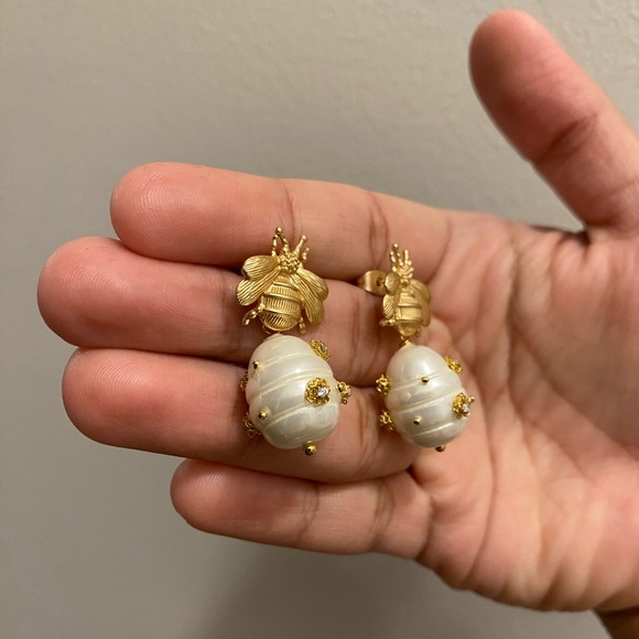 🐝 Gold Bee Pearl Drop Earrings 🐝 (Matte Gold, Brushed Gold) - Picture 6 of 16